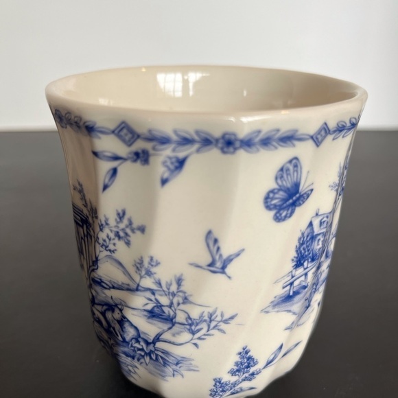 Vintage Churchill Toile Scalloped Blue and White China Mugs. - Picture 4 of 11